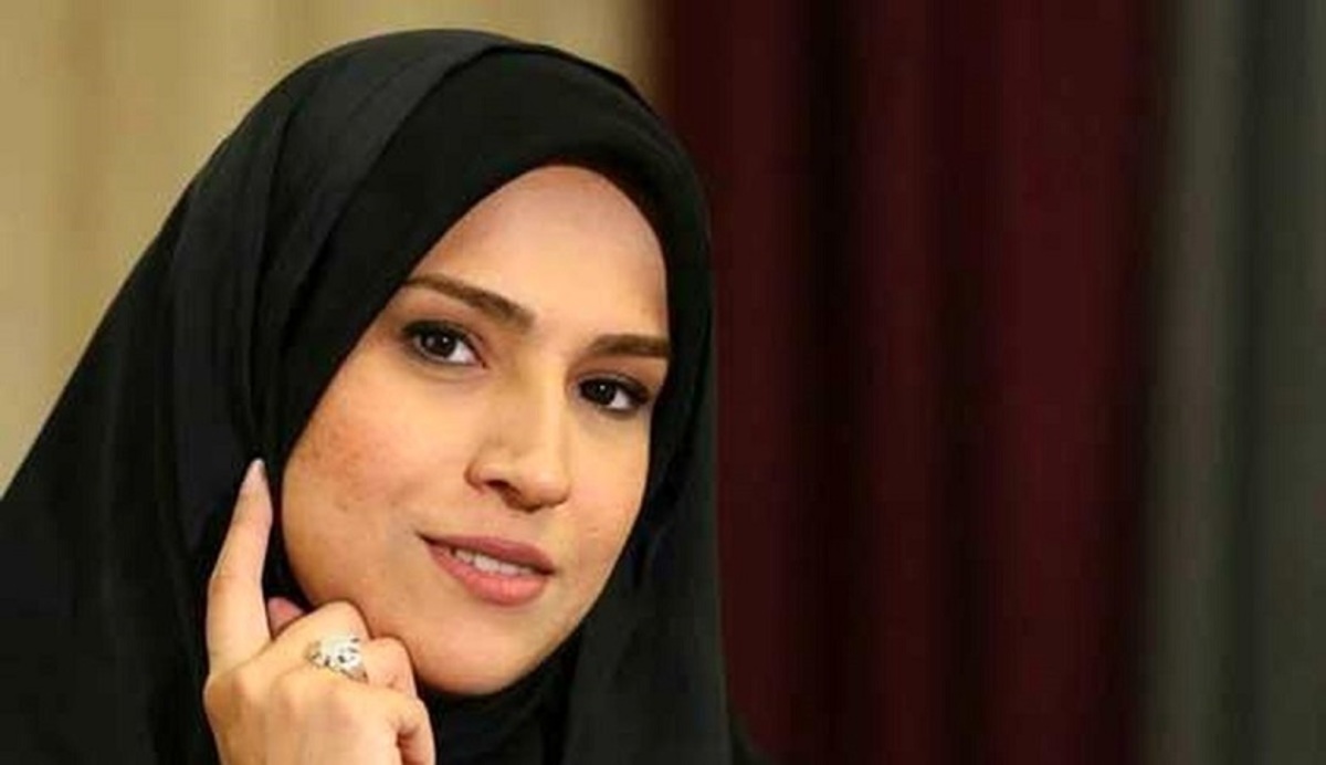 خبرنگار معروف سیما لب دریا در حال خوشگذرانی + عکس