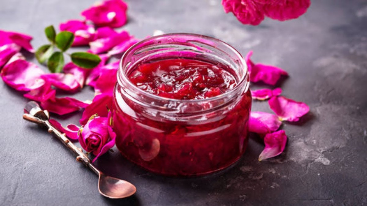 با گل محمدی و انواع مغز‌ها این مربای خوشرنگ و محشر را برای صبحانه آماده کنید