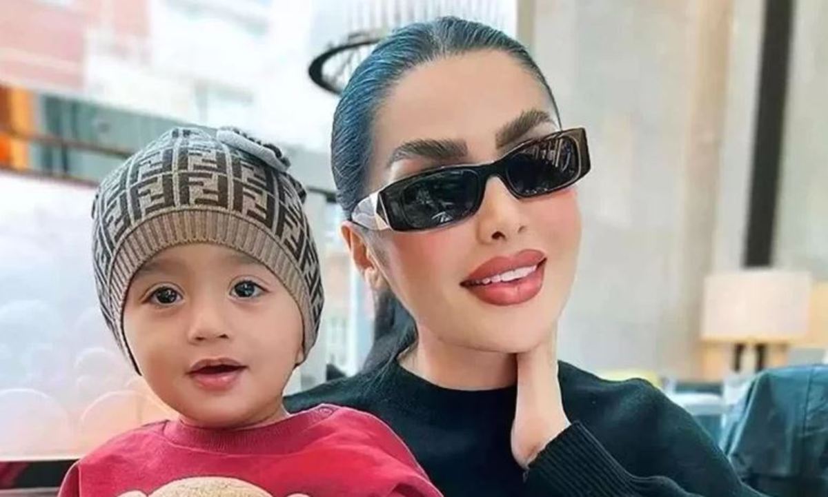 چرا “دنیا جهانبخت” این لباس عجیب را به تن پسرش کرده است + عکس