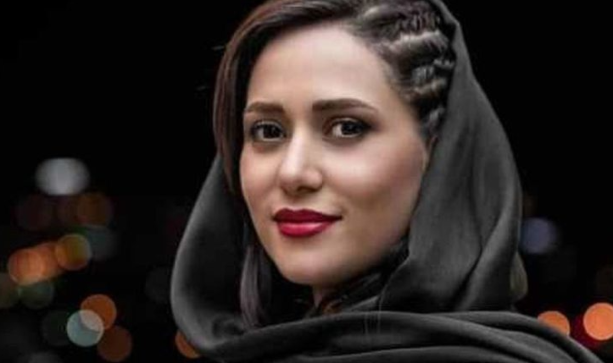 عکس منتشر شده از خانم بازیگر با استایل زیبا به رنگ آبی سلطنتی کولاک کرد!
