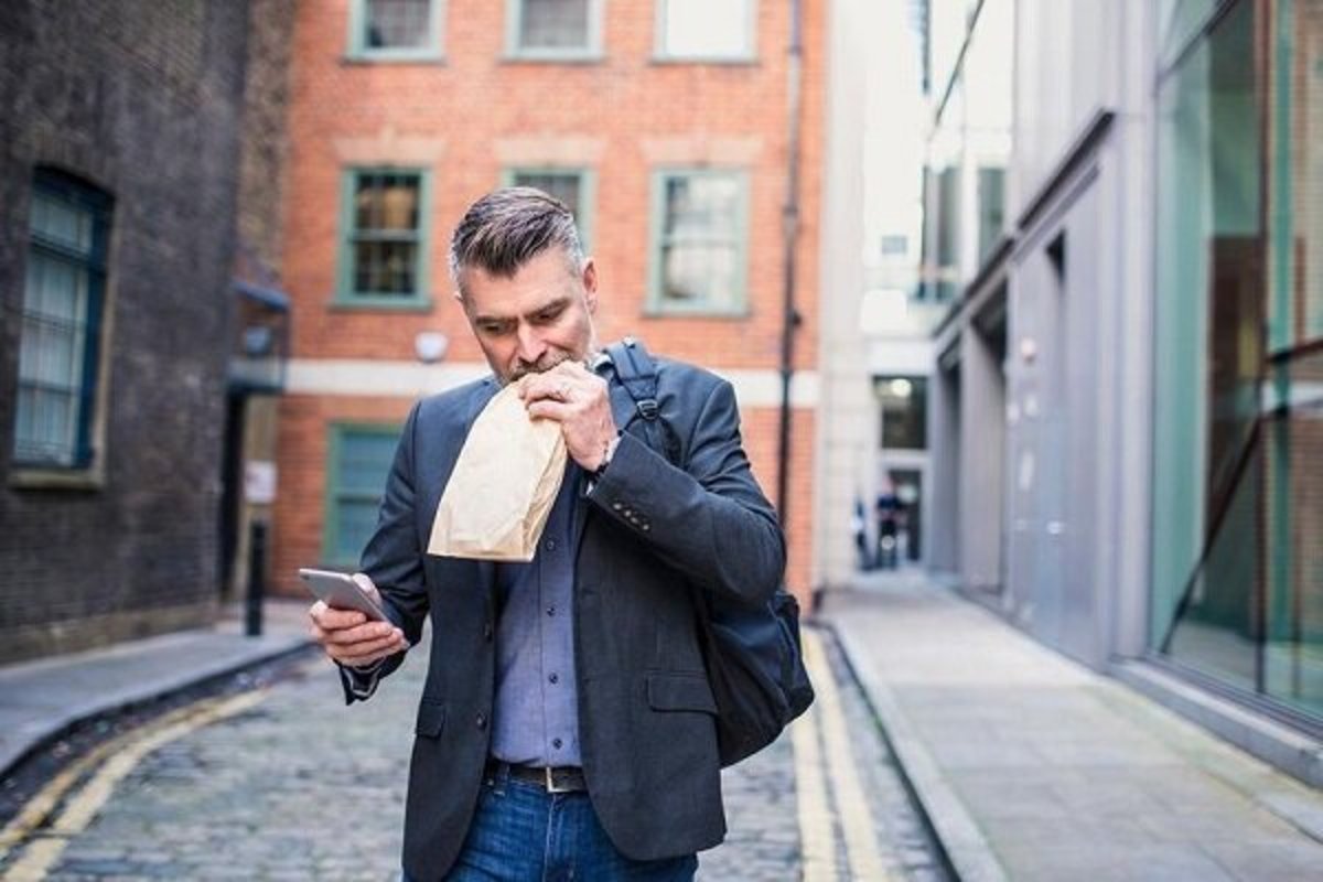 بخاطر این عوارض دردناک ایستاده غذا نخورید!