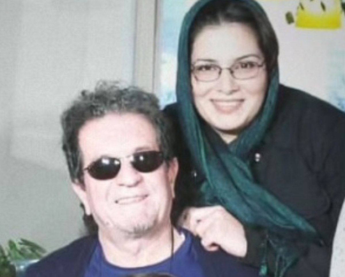 تابو شکنی مونا مهرجویی بر سر مزار پدر و مادرش/حضور دختر داریوش مهرجویی با لباس سفید!