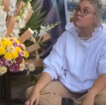 حضور دختر داریوش مهرجویی بر سر مزار پدرش با وضعی خاص حضور دختر داریوش مهرجویی بر سر مزار پدرش با وضعی خاص