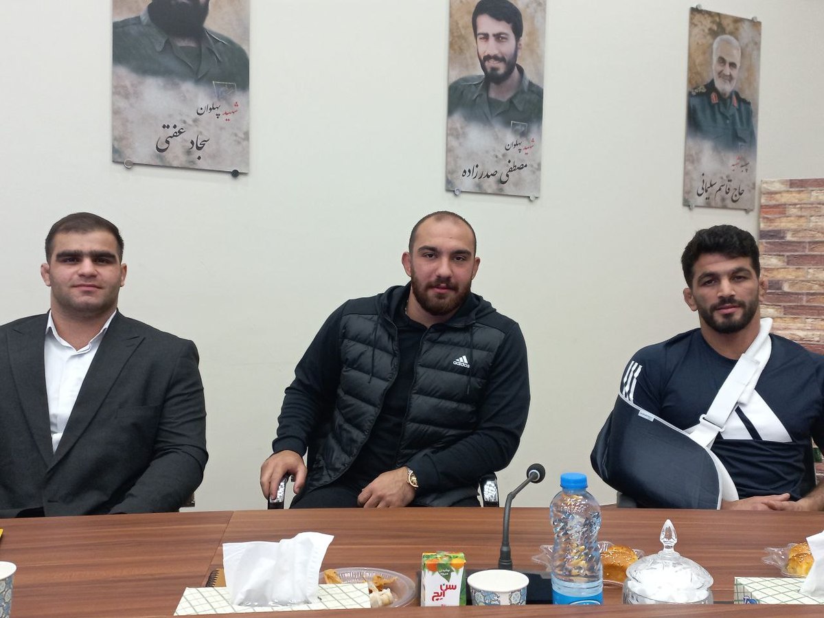 استخدام کشتی‌گیران در بانک ملی، قانونی یا غیرقانونی؟