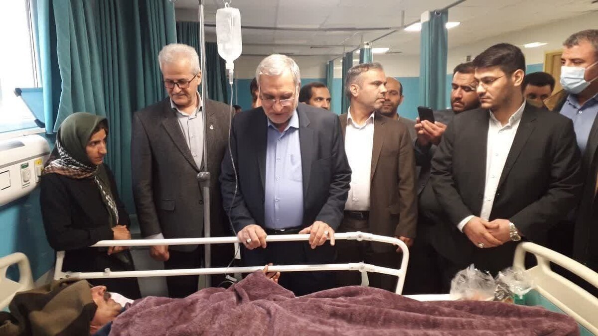 قول وزیر بهداشت برای عمل چشم یک بیمار در پی بازدید از بیمارستان کوثر دهگلان