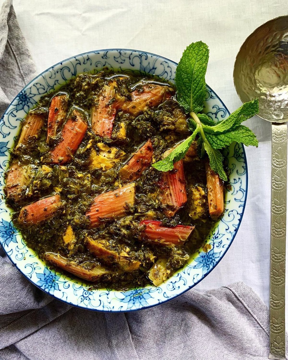 دستور پخت خورشت خوشرنگ و جاافتاده ریواس  با گوشت گوساله  برای ناهار