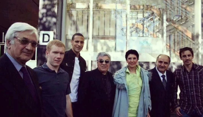 عکس تاریخی «گلپا» و ‎هوشنگ ظریف با بازیکنان منچستر یونایتد/ ماجرا چه بود؟