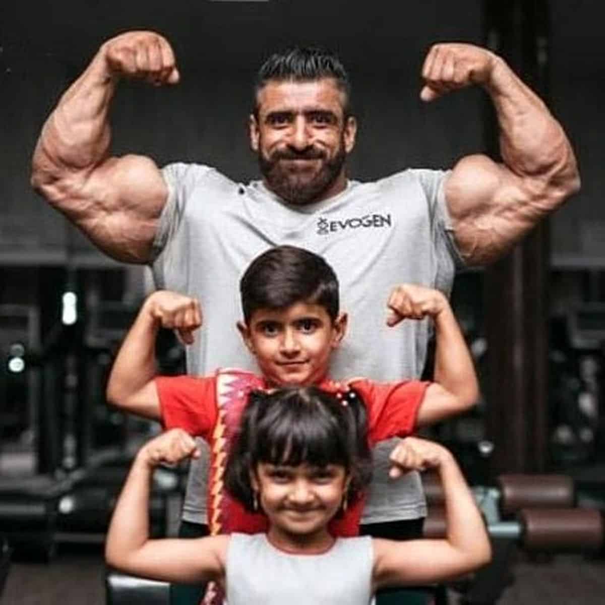 فیگور گرفتن هادی چوپان و دو فرزندش/ببینید