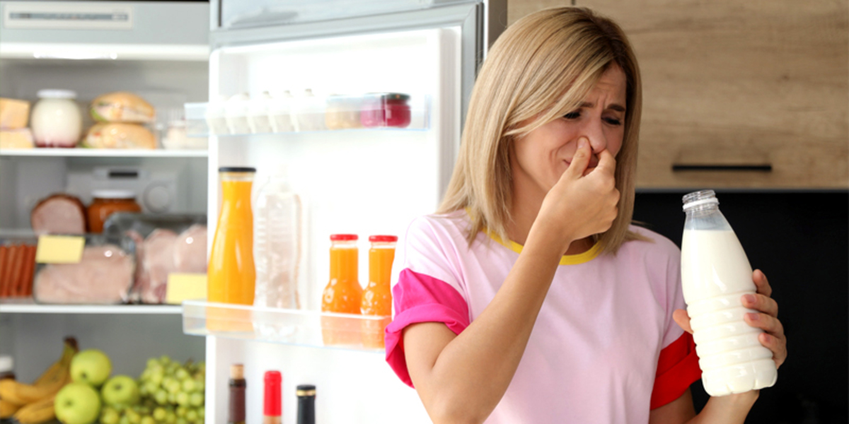 چگونه شیر فاسد شده را تشخیص دهیم؟ + مضرات خوردن شیر خراب