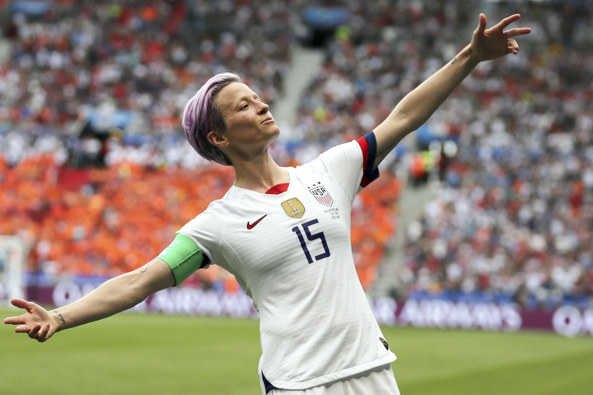 چهره جنجالی فوتبال زنان آمریکا با اشک دنیای فوتبال را ترک کرد + عکس