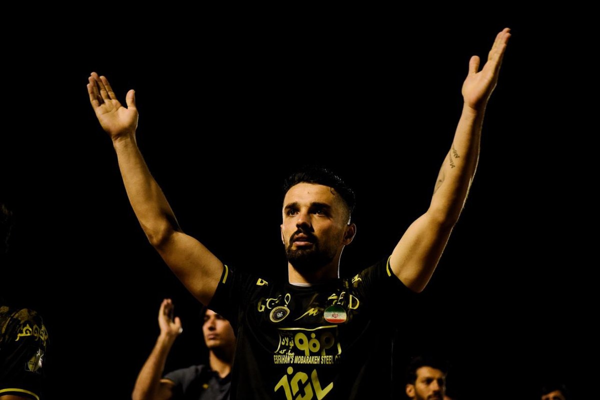 عصبانیت شدید هواداران پرسپولیس از رفتار زشت هافبک سپاهانی؛ منتظر برخورد فدراسیون فوتبال هستیم؟!