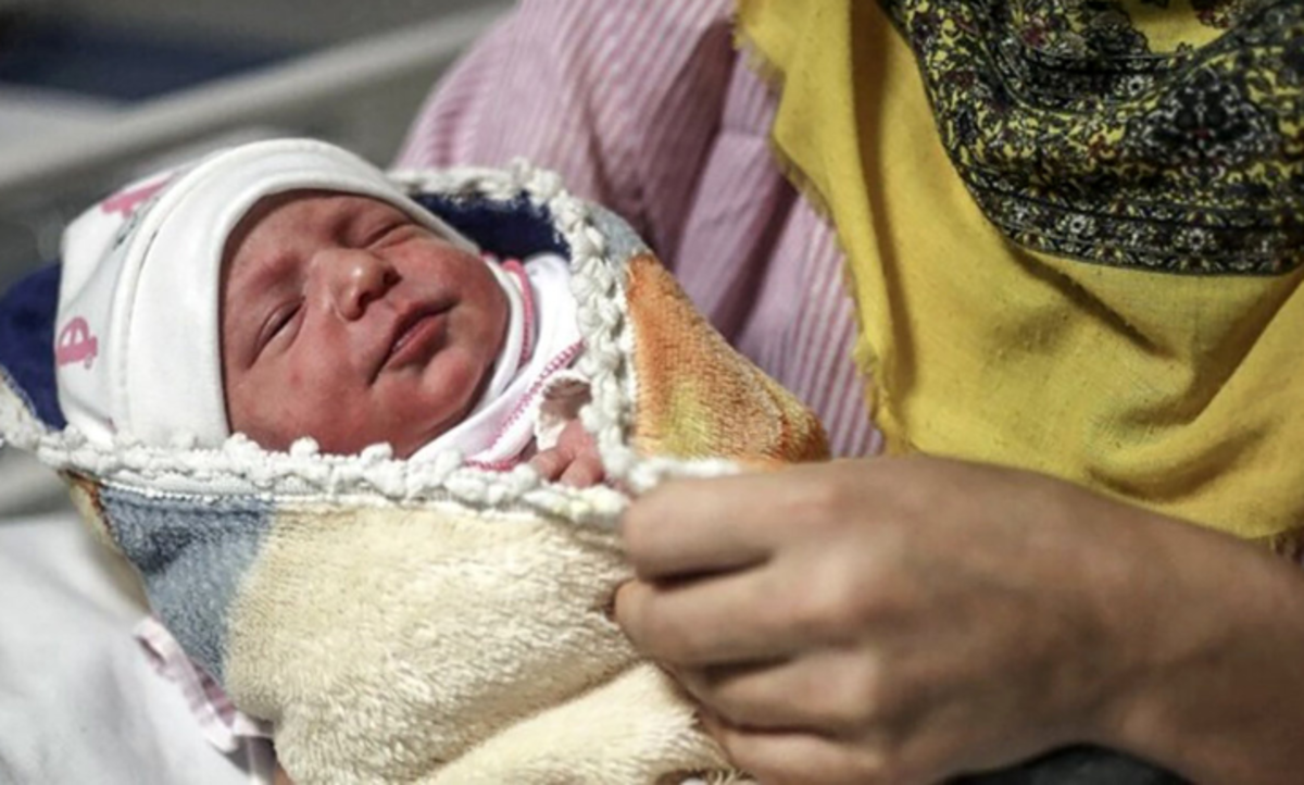 عکس بسیار ناراحت کننده از بارداری خیلی زود و عجولانه دختران ۱۳ تا ۱۷ سال