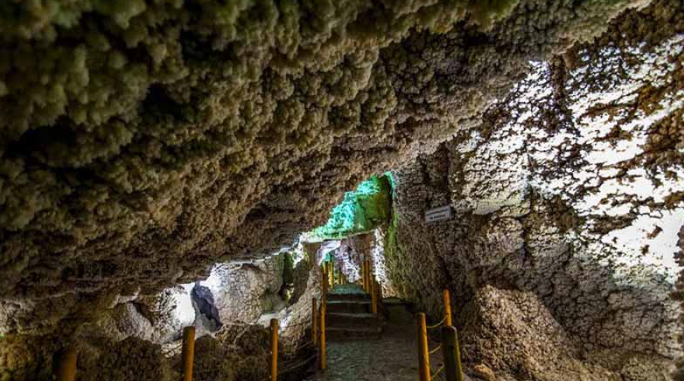 جذاب‌ترین غار آهکی ایران را بشناسید