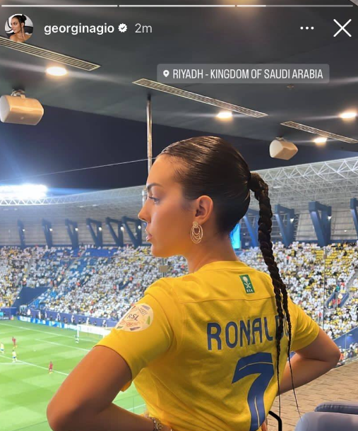 جورجینا در لباس النصر به استادیوم آمد