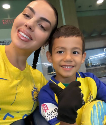 جورجینا در لباس النصر به استادیوم آمد