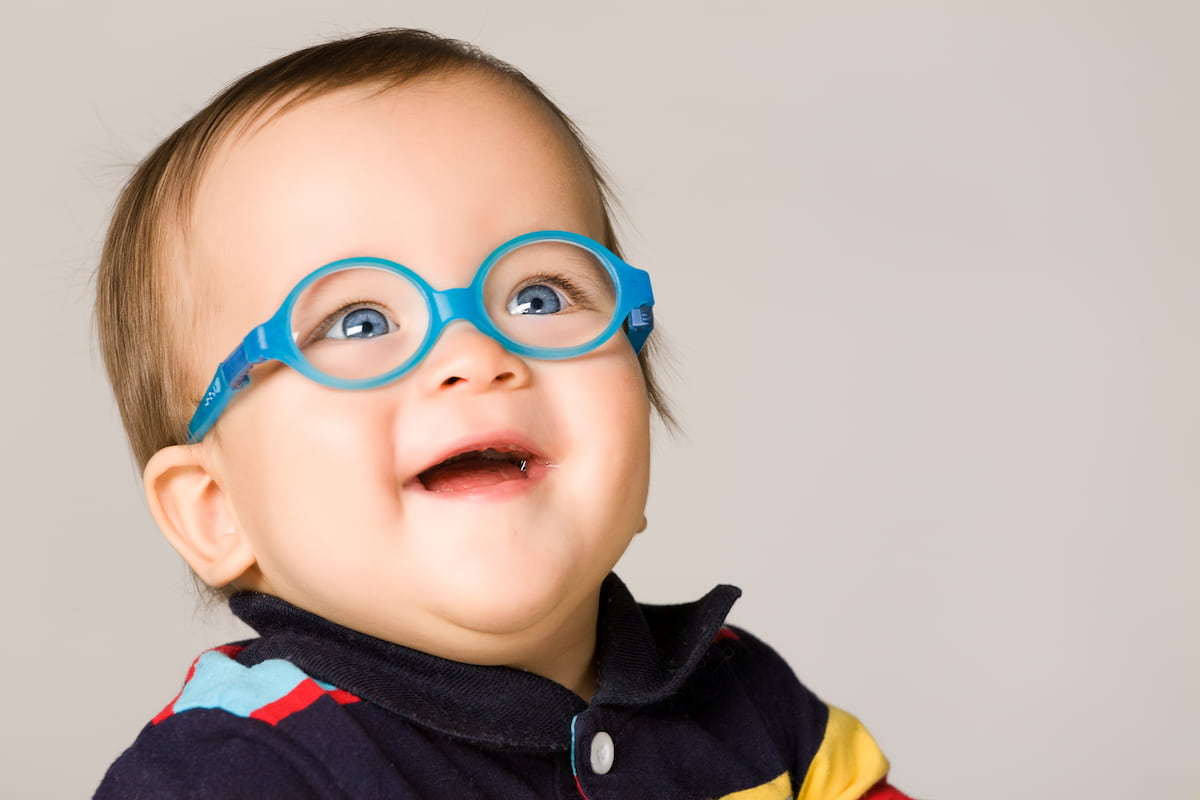 مالش بیش از حد چشم‌ها یکی از علائم ضعف بینایی کودکان