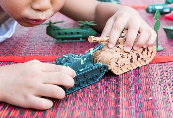 این اسباب بازی‌ها باعث ترویج حس خودآزاری و دگر آزاری در کودکتان می‌شود