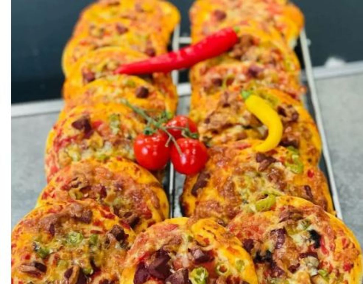 این مینی پیتزا فوق العاده محشر را با کالباس و قارچ برای مهمانی و جشن‌ها آماده کنید