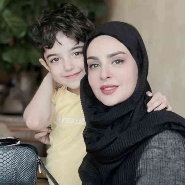 چهره معصوم و فرشته گونه شعله رزمجو، خبرنگار صدا و سیما در کنار پسرش!