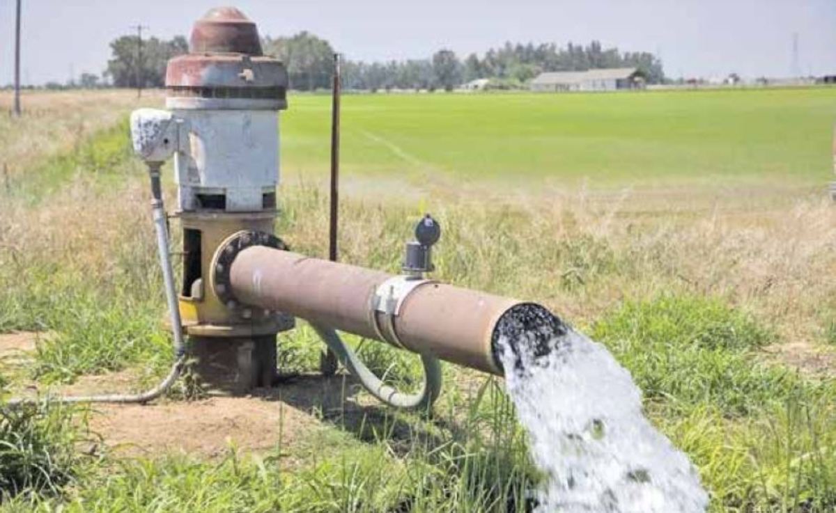 دهن‌کجی به قانون با طعم آب؛ چرا مالکان ۲۲ هزار حلقه چاه متخلف مورد پیگرد قانونی قرار نمی‌گیرند؟