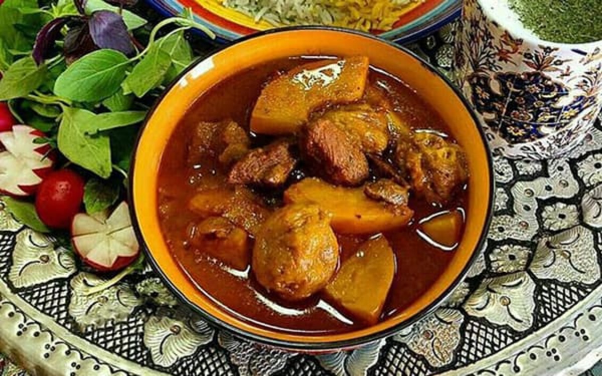 این خورشت خوشمزه و به صرفه را با به و آلو برای ناهار عزیزانتان آماده کنید