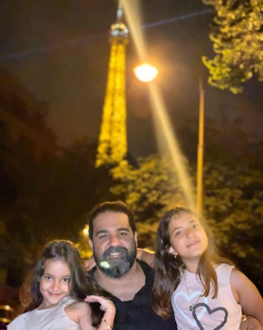 رضاصادقی به همراه دخترانش در کنار برج ایفل فرانسه