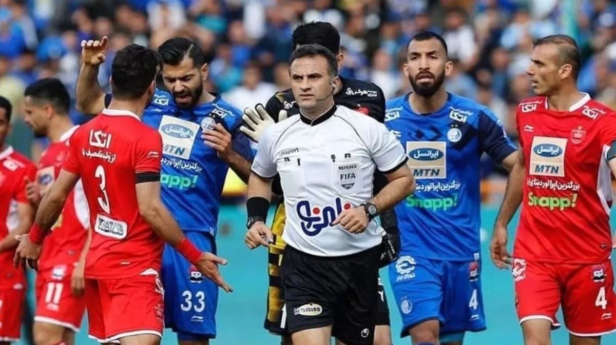 دربی ۱۰۱ هم با شش داور پر از حاشیه بود! روی آوردن افشاریان به طرح منسوخ شده دنیا