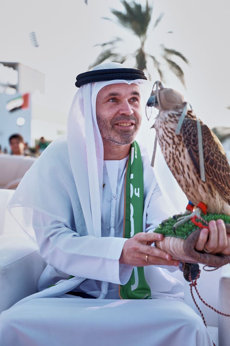 آندرس اینیستا با لباس عربی به استقبال روز ملی امارات رفت / عکس