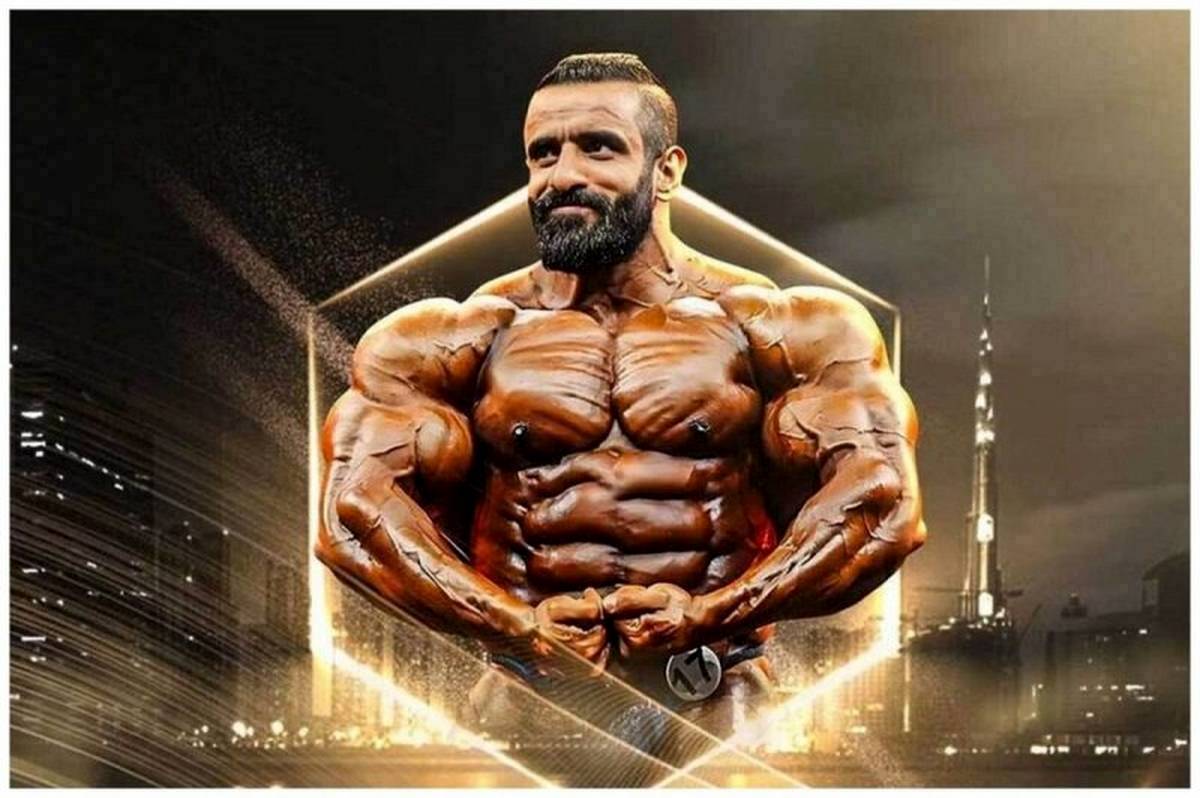 فیگور گرفتن هادی چوپان در تخت جمشید