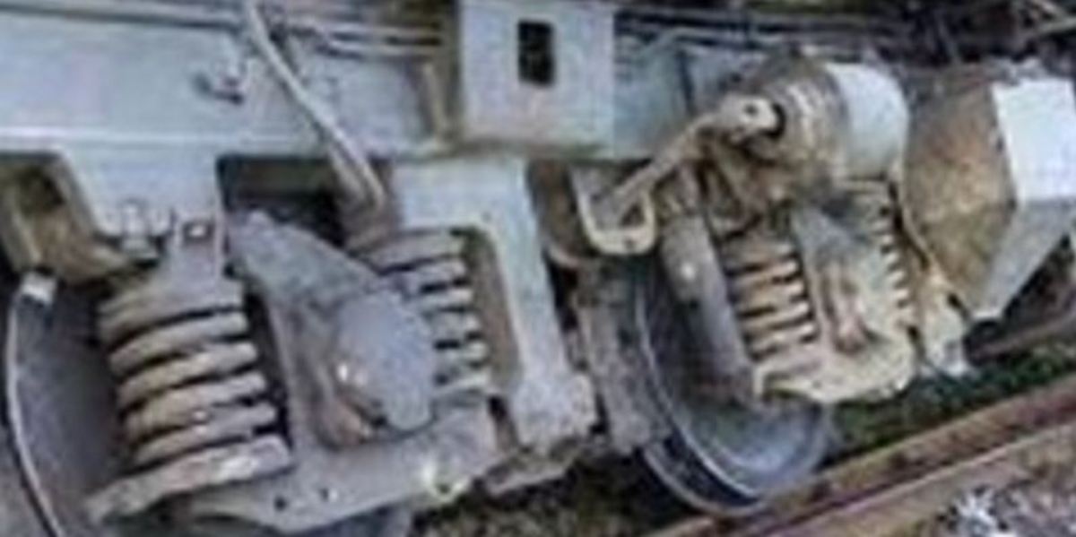 مصدومیت چندین سرنشین بخاطر برخورد قطار با ریل باس