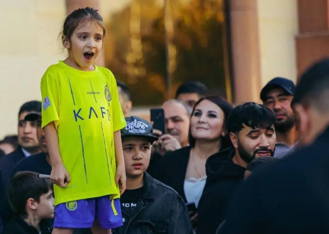 عکس/ دختربچه تاجیک با دیدن رونالدو این گونه ذوق کرد!