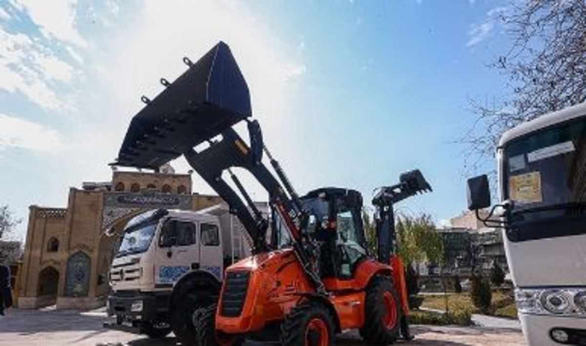 ۳۰۰ دستگاه ماشین‌آلات به شهرداری‌ها و دهیاری‌های چهارمحال و بختیاری تحویل داده شد