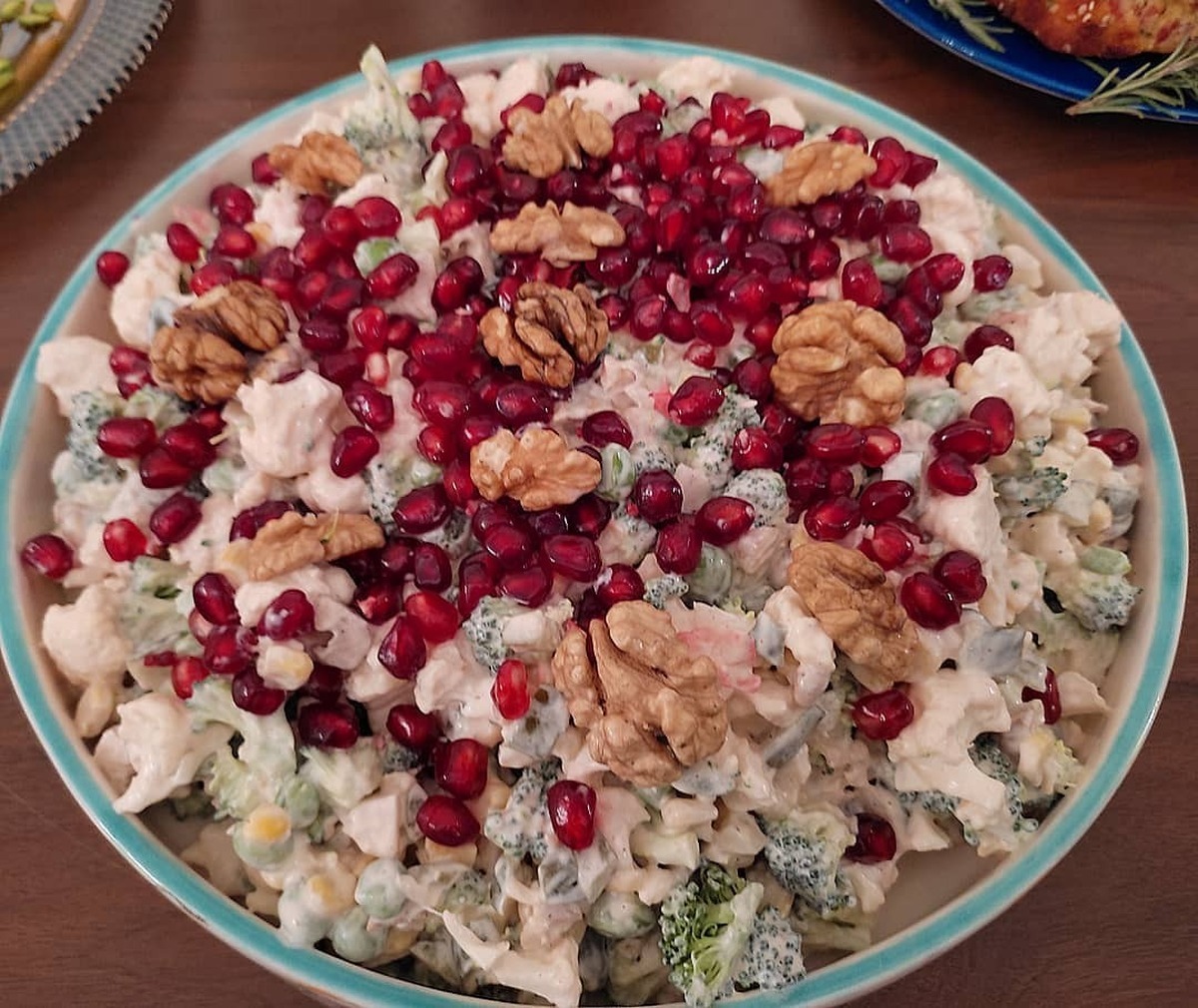 سالاد گل کلم و انار یک گزینه عالی برای سفره شب یلداتون