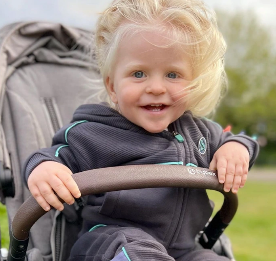 این نوزاد با مو‌های منحصربفردش به پدیده جذاب انگلیس تبدیل شد