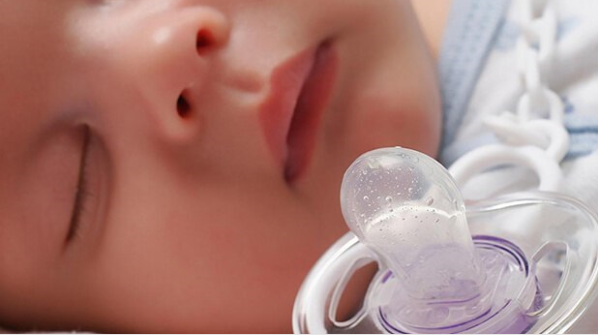 فواید و عوارض استفاده از «پستانک» در نوزادان چیست؟