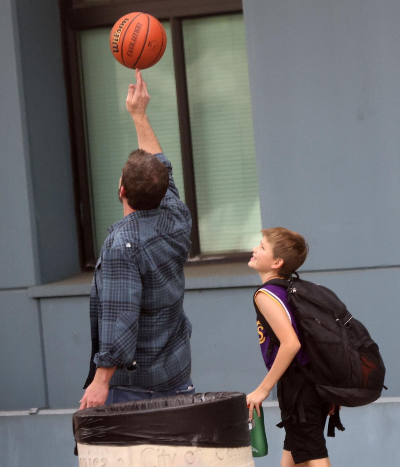 شکار لحظات پدر پسری بن افلک در حال هنرنمایی با توپ بسکتبال