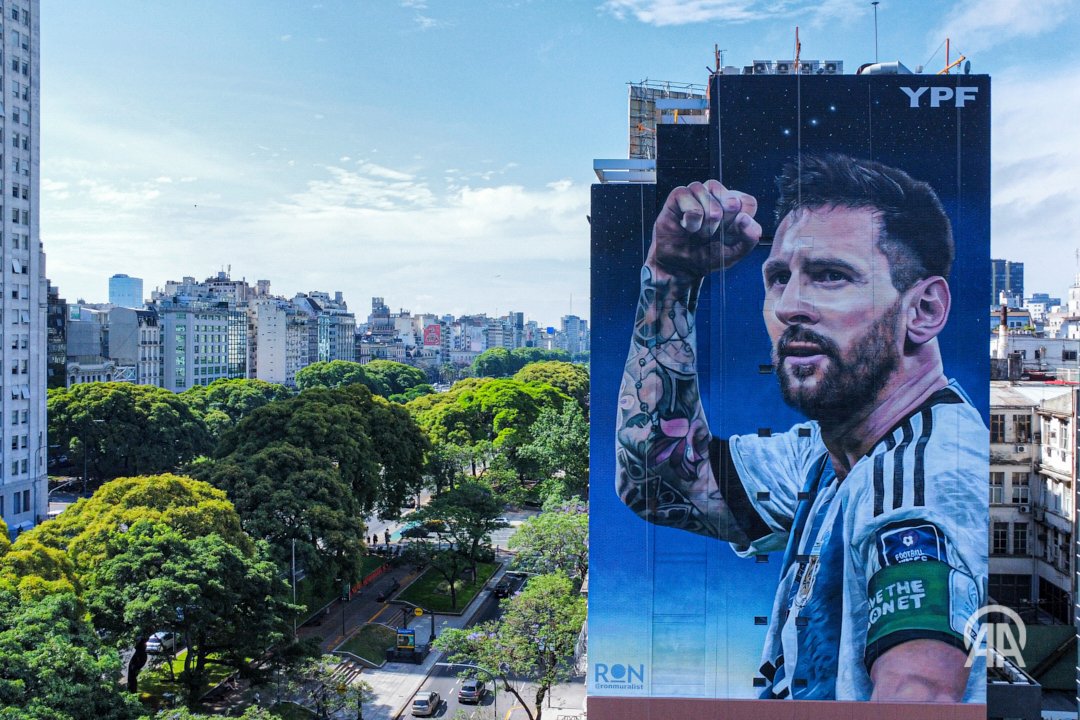 به مناسبت سالروز قهرمانی آرژانتینرونمایی از دیوار نگاره‌های لیونل مسی و دیگو مارادونا در بوینس آیرس / عکس