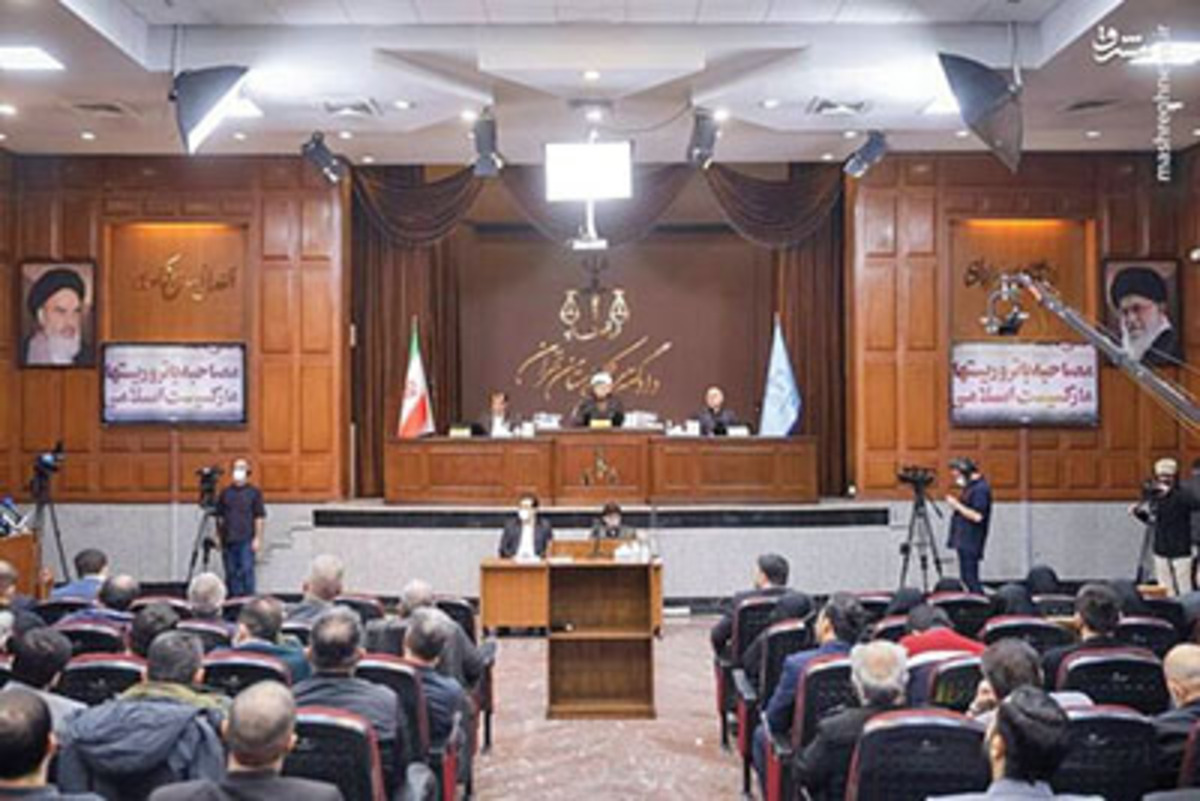 دوربین‌ها همچنان پشت در بسته دادگاه‌ها
