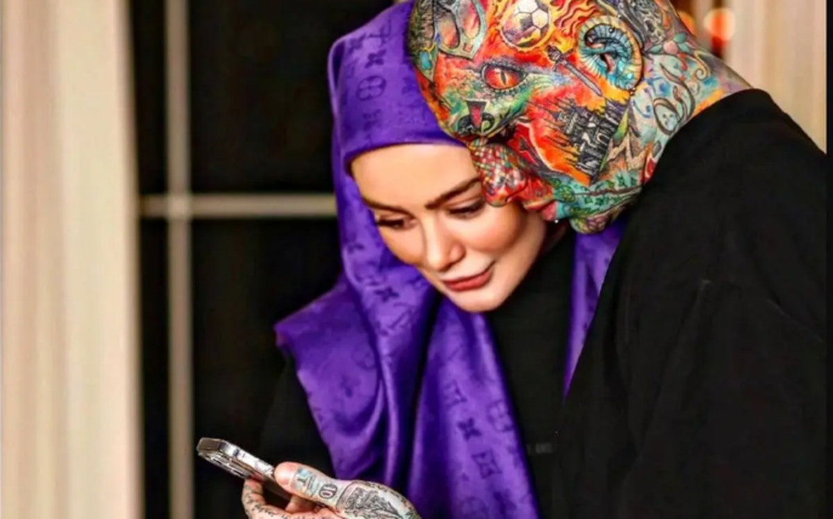عکس لباس شستن خانم بازیگر با اون همه فیس و افاده لو رفت