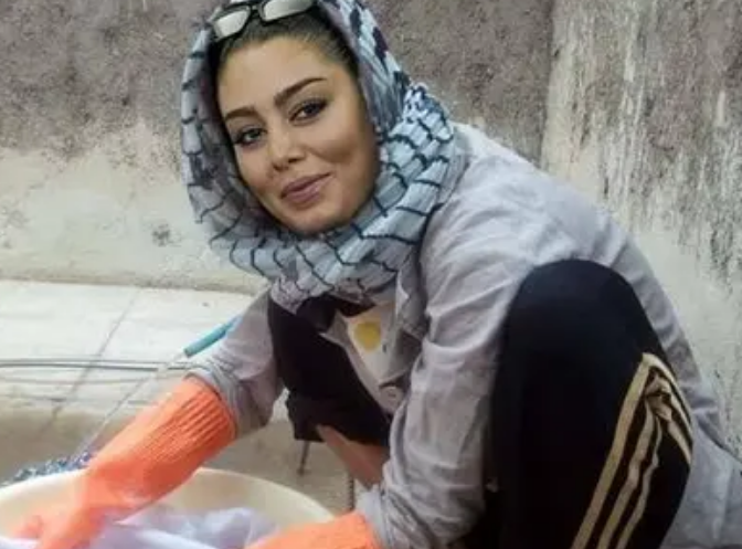 عکس لباس شستن خانم بازیگر با اون همه فیس و افاده لو رفت
