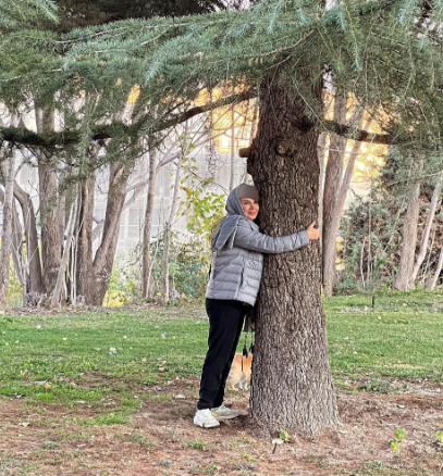 شهره سلطانی از آدم‌ها خسته شد و با درخت عکس عاشقانه‌ای گرفت