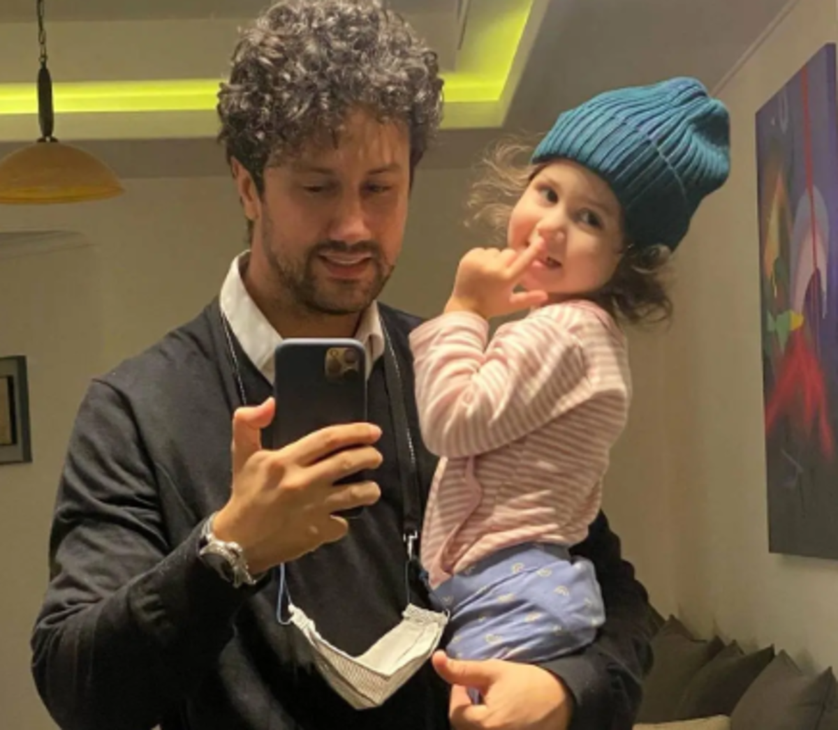 آقای بازیگر در خارج از کشور هم بیخیال رسم و رسوم شب یلدا نشد! /هم سفره یلدا هم درخت کریسمس!