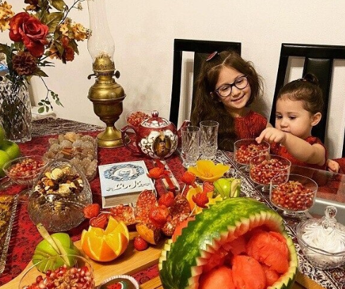 دکوراسیون شیک دو میز یلدا توسط شاهرخ استخری و همسرش با چیدمان خاص و منحصر به فرد+عکس دکوراسیون شیک دو میز یلدا توسط شاهرخ استخری و همسرش با چیدمان خاص و منحصر به فرد+عکس