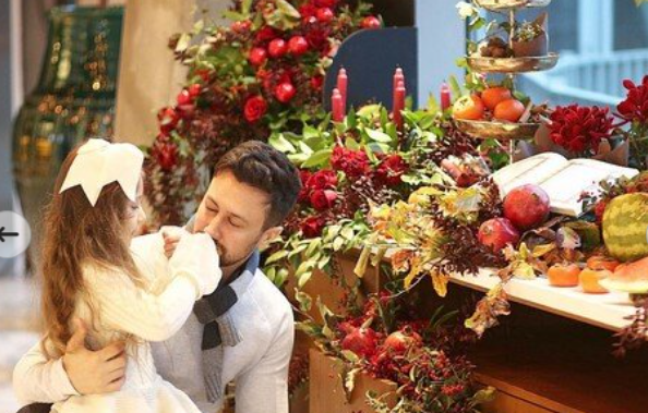 دکوراسیون شیک دو میز یلدا توسط شاهرخ استخری و همسرش با چیدمان خاص و منحصر به فرد+عکس دکوراسیون شیک دو میز یلدا توسط شاهرخ استخری و همسرش با چیدمان خاص و منحصر به فرد+عکس