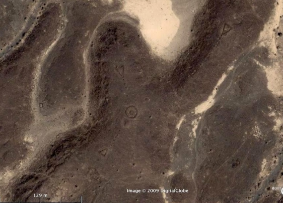 مقبره مرکزی چشم گاو با سه مثلث از پدیده‌های عجیب عربستان