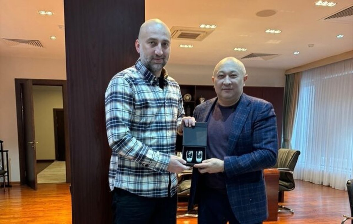 فدراسیون فوتبال قزاقستان به مربی ۴۶ ساله خودرو هدیه داد