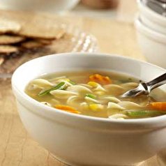 با ترکیب مرغ و رشته فرنگی این سوپ درمانی و فوق العاده خوشمزه را درست کنید