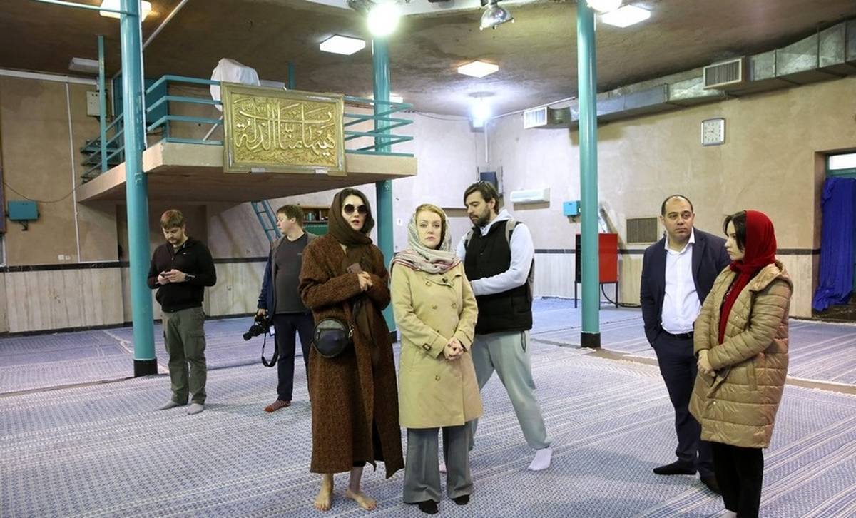 تصویری جالب از حجاب گرفتن مجری مشهور روسی در ایران