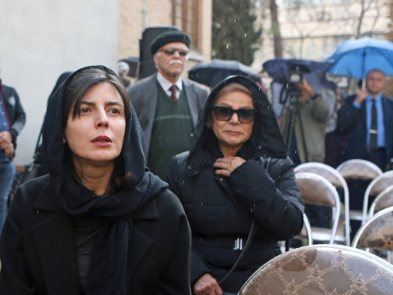 روز‌های سخت سینما؛ نگاه بهت زده لیلا حاتمی در مراسم بدرقه بیتا فرهی
