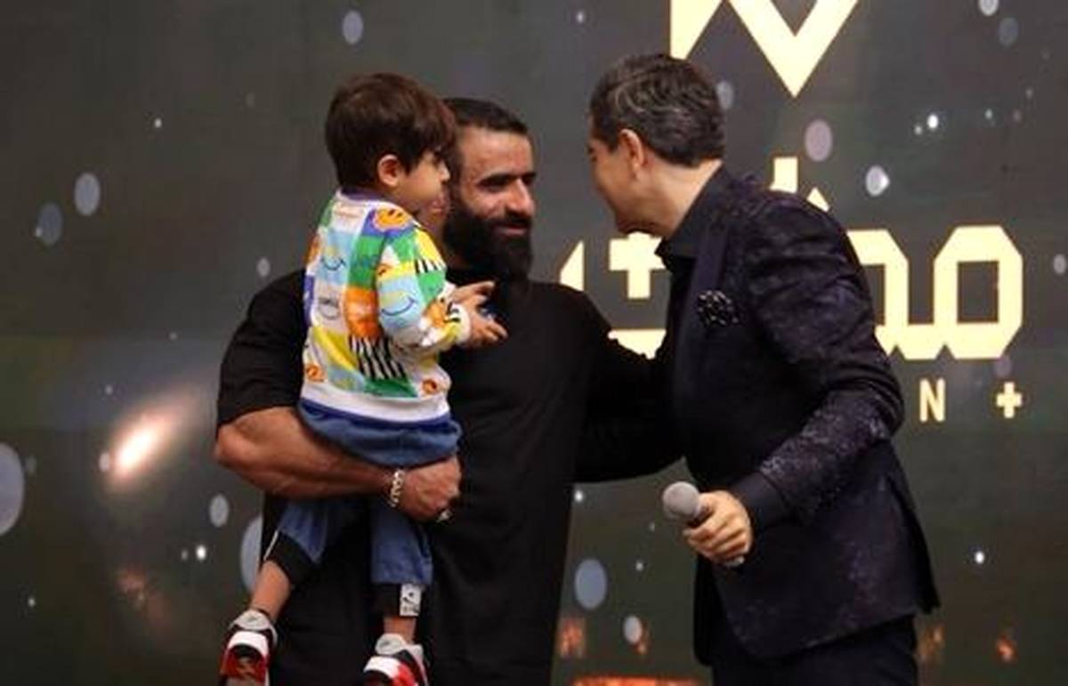 هادی چوپان با مدالاش تو خونشون راه میره!